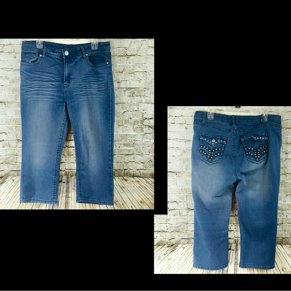 VIP brand jeans capri style medium wash w blind rhinestones accents 15/16 womsn